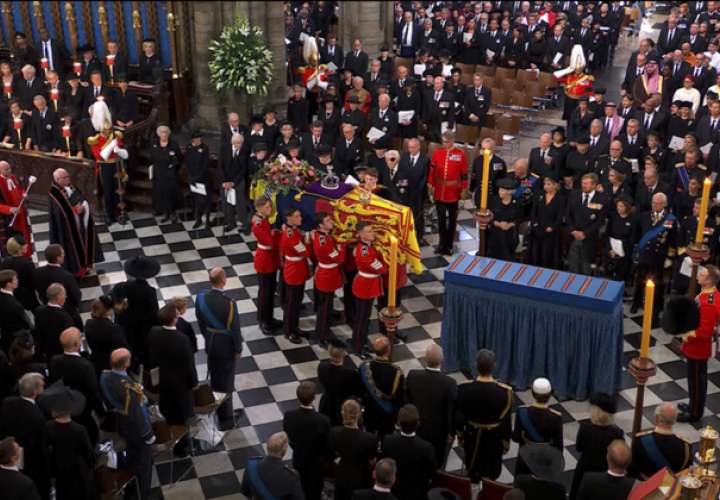 Isabel II despedida por dignatarios  en un funeral muy único