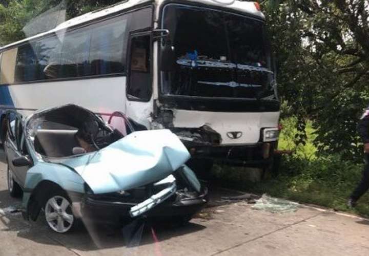Choque mortal en Chepo entre auto y bus [Video]