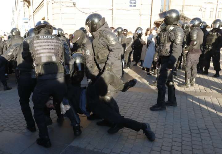 Centenares de detenidos en segunda protesta contra Putin