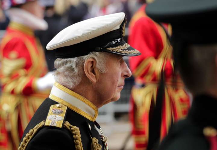 Carlos III asume más cargos en la monarquía y lanzan monograma