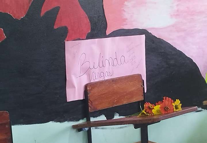 Compañeros de la estudiante, Belinda Vargas, honraron su memoria colocando un cartel con su nombre en la silla que ocupaba en el aula de clases.