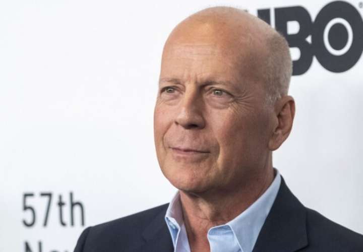 Bruce Willis vende su imagen para seguir actuando en el cine
