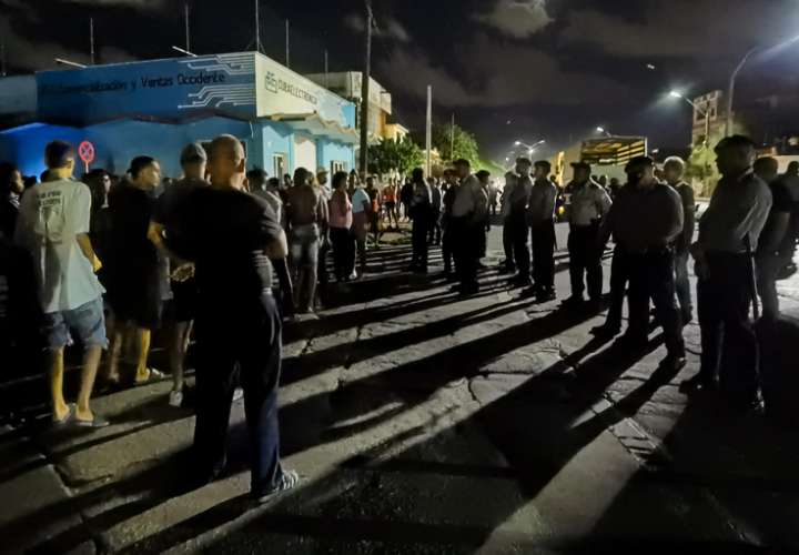  Segunda noche de protestas en Cuba por el apagón general y bloqueo 