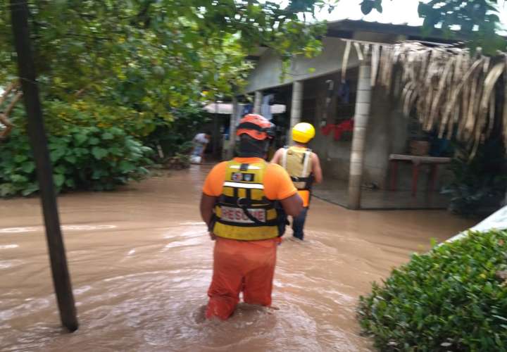 Desbordamientos de ríos en Mariato afecta a 42 casas 