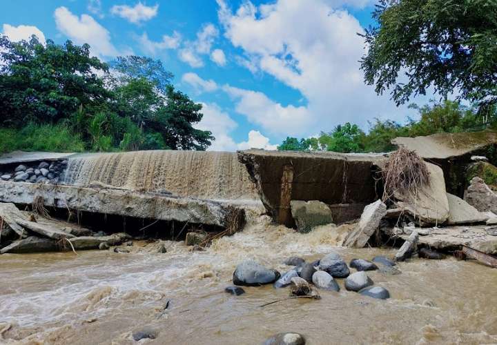 Las constantes lluvias provocaron fuertes crecidas en el río y severos daños en el muro de contención de la potabilizadora de San Bartolo.