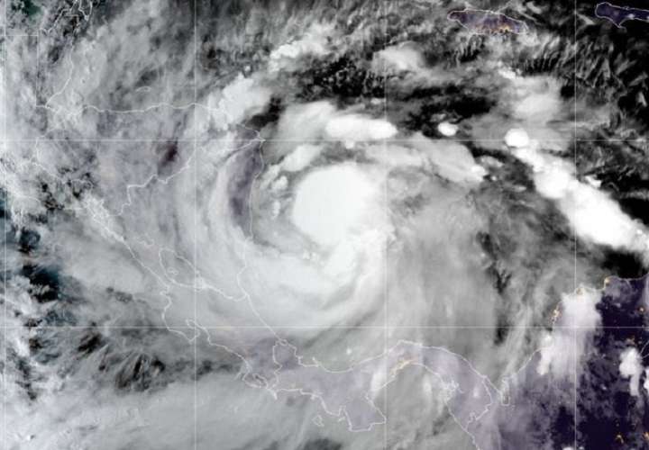 Julia se convierte en huracán de categoría 1 y va rumbo a Nicaragua
