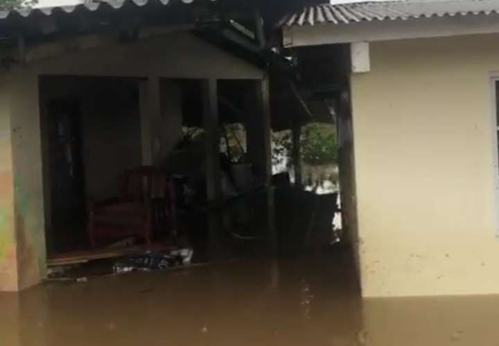 Inundaciones, deslizamientos y vías incomunicadas en Colón