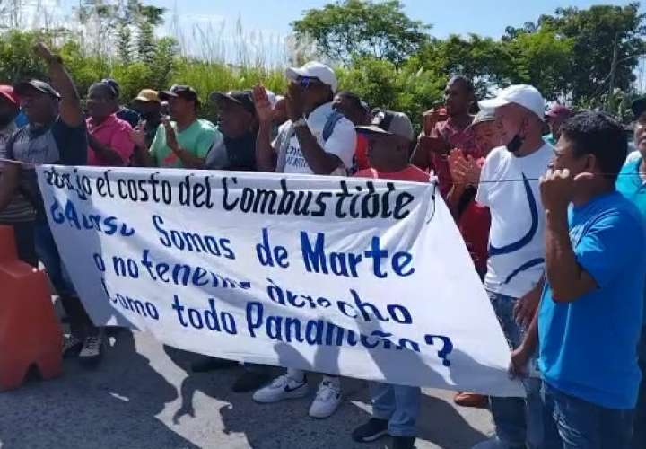 Pescadores bloquean vía Vacamonte por segundo día