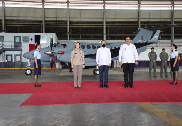 General del Comando Sur entrega aeronave al gobierno de Panamá