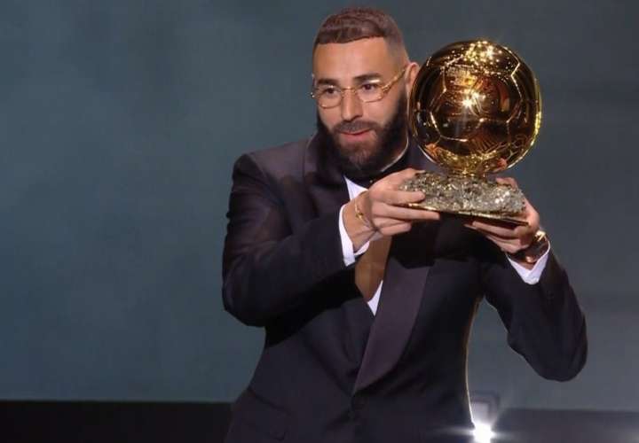 Karim Benzema levanta el trofeo del Balón de Oro, el cual lo acredita como el mejor jugador del mundo de la temporada 2021-2022.