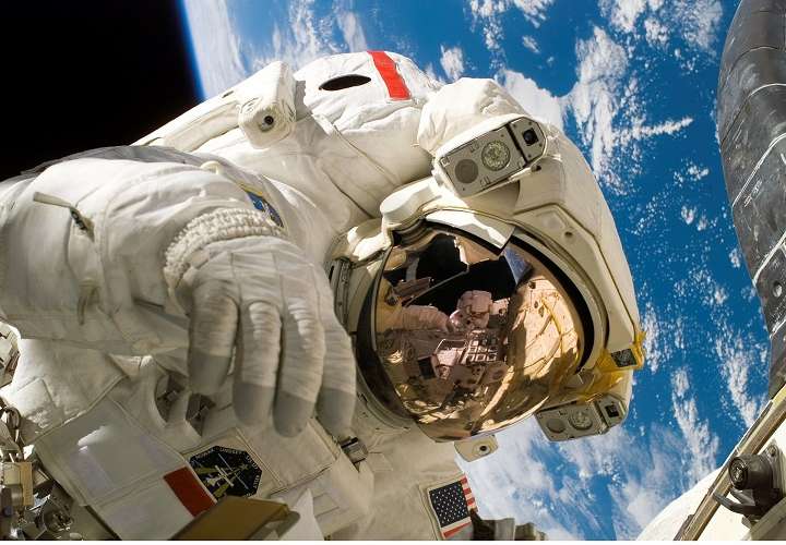 Falso astronauta le estafó $30 mil a mujer para volver a la Tierra