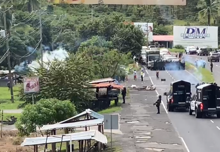 Unidades de la Policía Nacional se presentaron la sitio de la protesta para intentar, aunque sin éxito, lograr la apertura de la carretera
