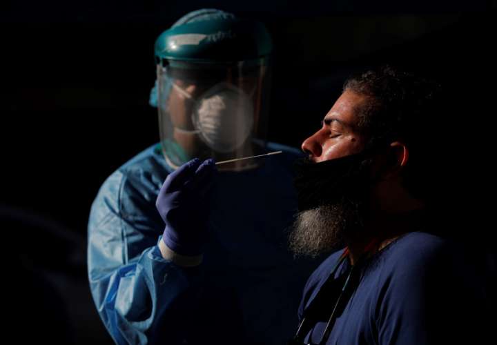 Un hombre se realiza una prueba para detectar la covid-19, en Ciudad de Panamá (Panamá). EFE