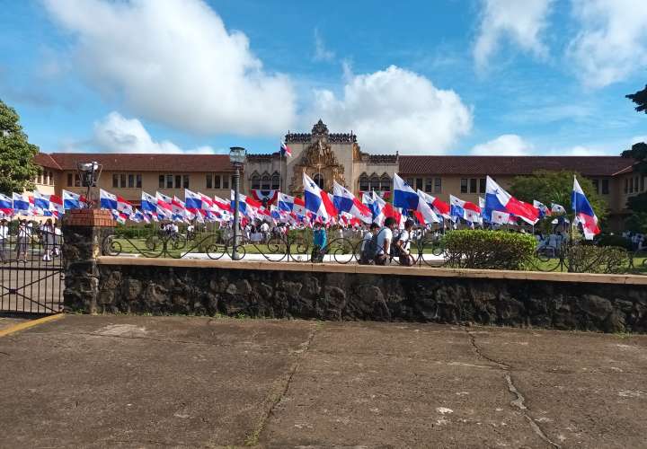 Panameños dan la bienvenida al mes de la Patria  [Video]