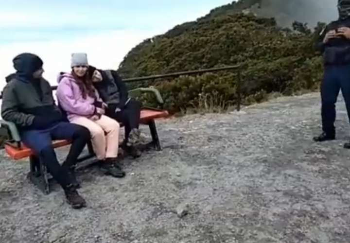 Rescatan a turistas en la cima del volcán Barú [Video]