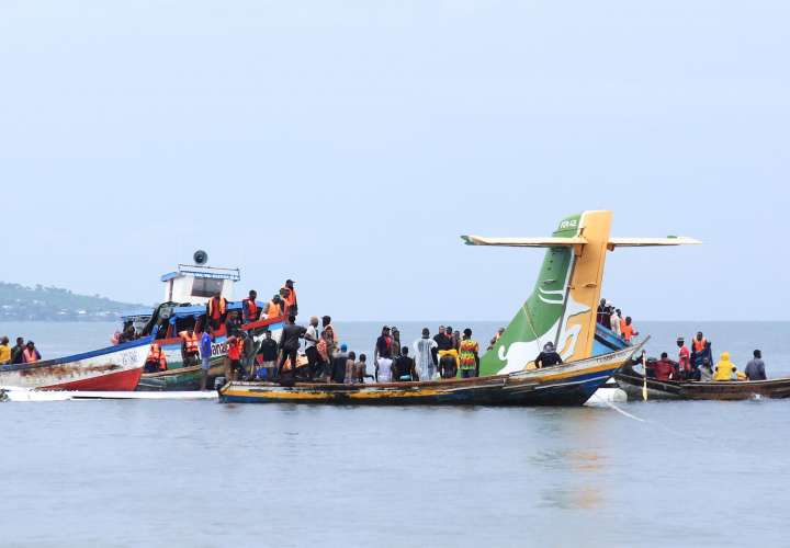 Se estrella avión de pasajeros: hay 26 sobrevivientes 