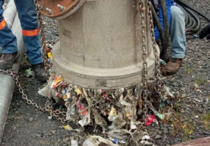 Basura tapa estaciones de bombeo en Colón