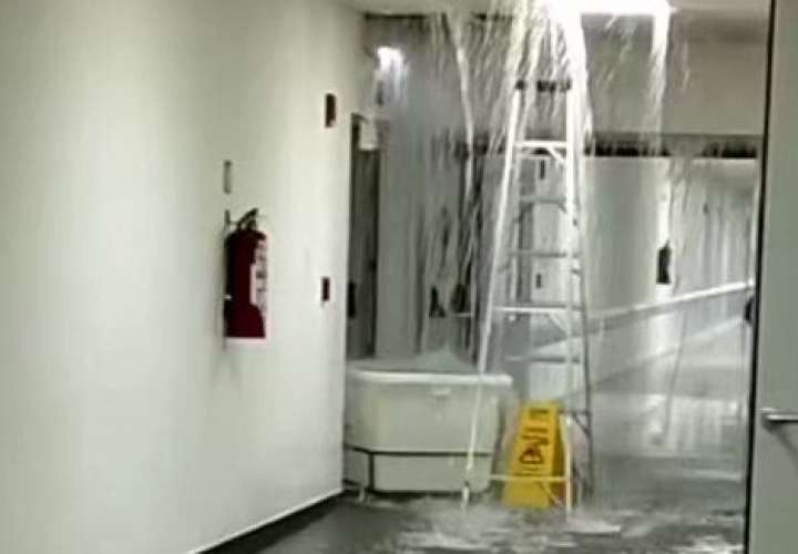 Rotura de tubería causó inundación en pasillo de hospital [Video]