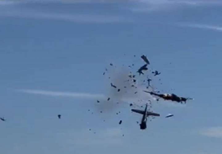 ¡Santo! Dos aviones militares chocan en una exhibición en Dallas