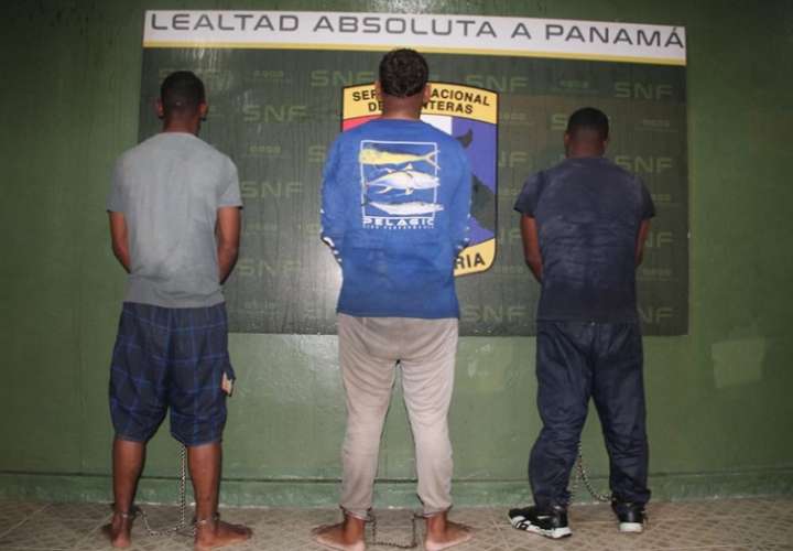 Los narcotraficantes desplazaban la droga en una lancha en aguas del Pacífico panameño.