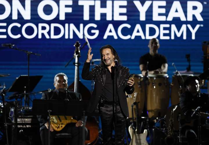 El Buki recibe el premio Persona del Año en los Latin Grammy 2022