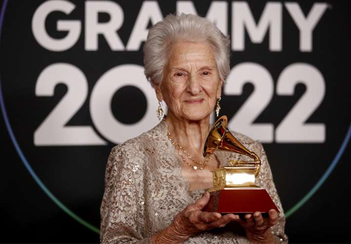 Ángela, Mejor Nueva Artista en los Latin Grammy a los 95 años