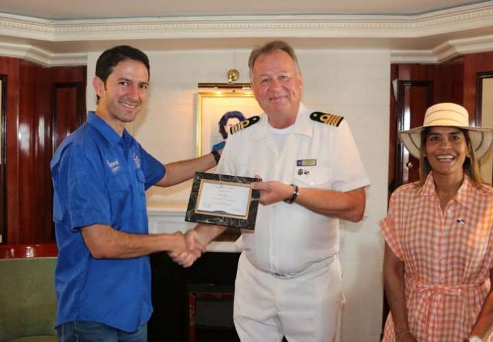 Dan certificados a línea de cruceros por sus 15 años en Panamá