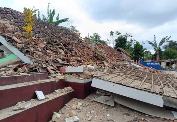 Al menos 62 muertos por un terremoto de 5,6 en Indonesia