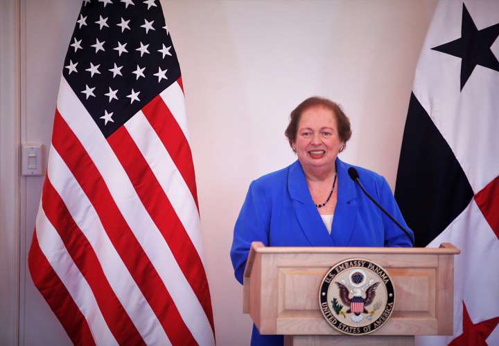 a puertorriqueña María del Carmen Aponte es abogada de profesión y se desempeñaba en la actualidad como consultora en Washington. Fue embajadora de su país ante El Salvador.
