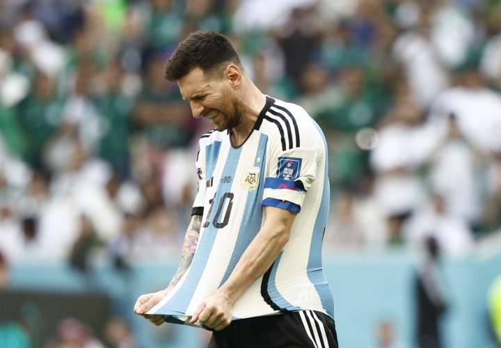 Lionel Messi se lamenta tras la derrota. /Foto: EFE