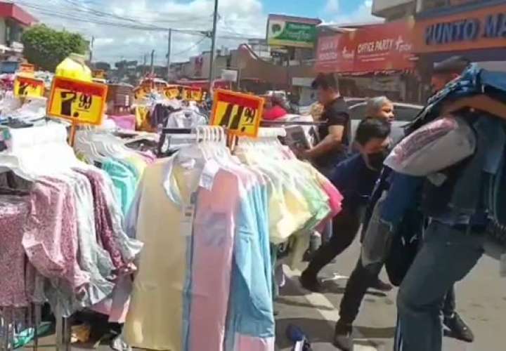 Bomberos combaten incendio en almacenes en Veraguas [Video]