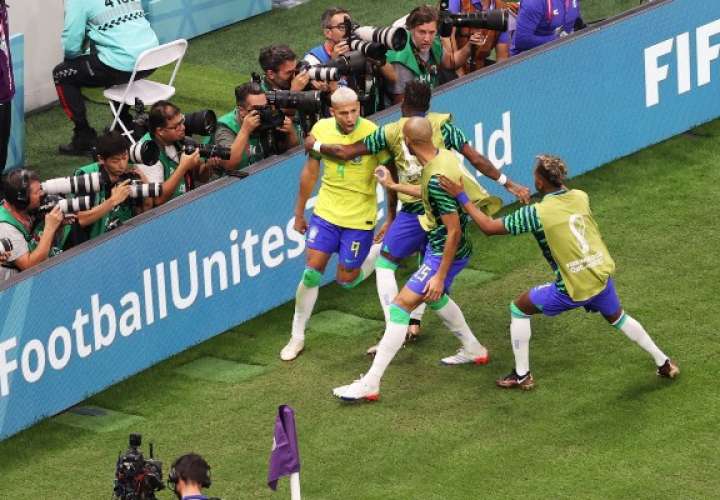 Richarlison (izq.) fue la figura de Brasil al anotar los dos goles de su equipo. Foto: AP
