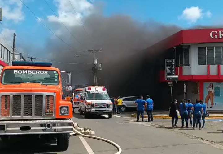 Bomberos combaten incendio en almacenes en Veraguas [Video]