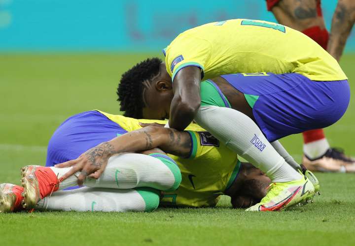 Neymar yace en el piso tras recibir una falta/ EFE