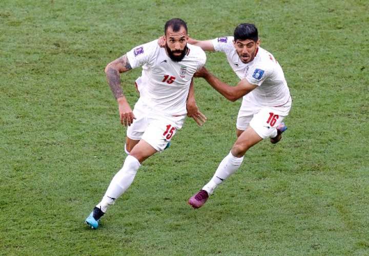 Rouzbeh Cheshmi (izq.), de Irán, celebra el gol anotado con su compañero Mehdi Torabi. Foto: AP