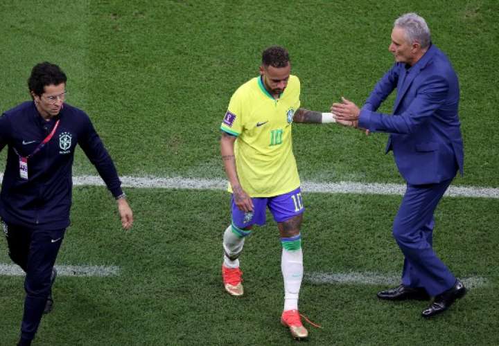 Neymar cuando salió del partido en el que Brasil enfrentó a Serbia. Foto: AP