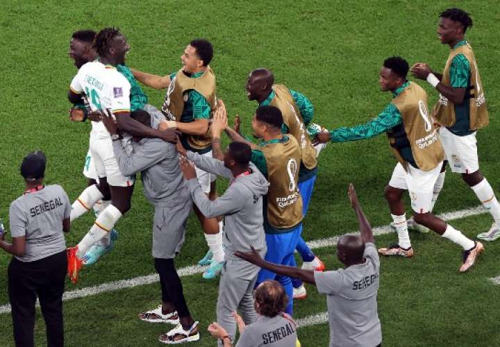 Diedhiou celebra con sus compañeros el gol anotado en el partido entre Senegal y Catar. Foto: AP