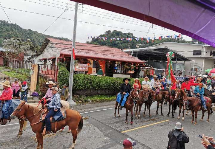 Desfile en Boquete, La Chorrera, San Miguelito y Betania