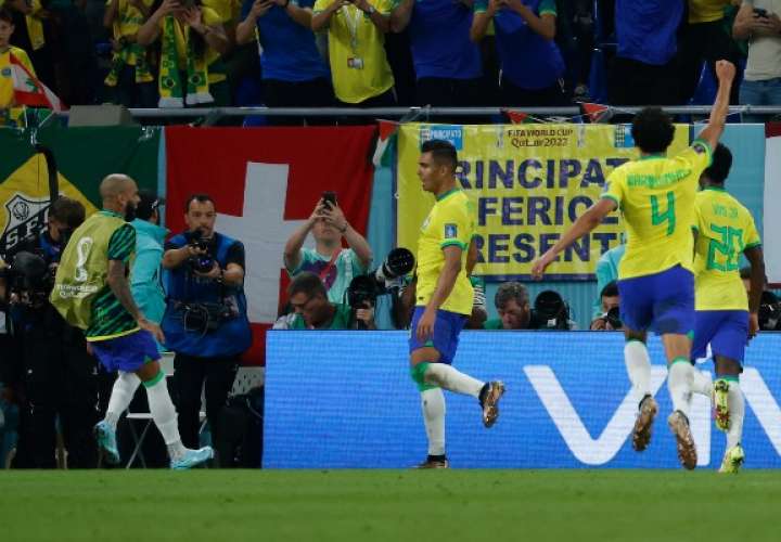 Casemiro celebra su gol anotado que le dio el triunfo a Brasil sobre Suiza. Foto: AP