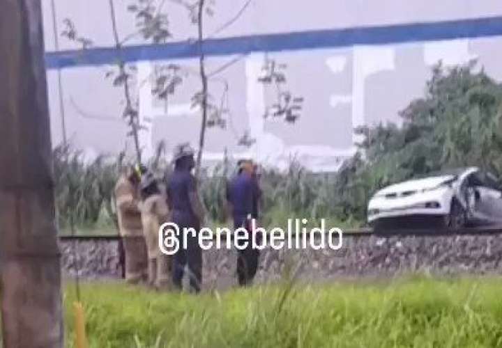 Tren choca contra un auto en Colón  [Video]