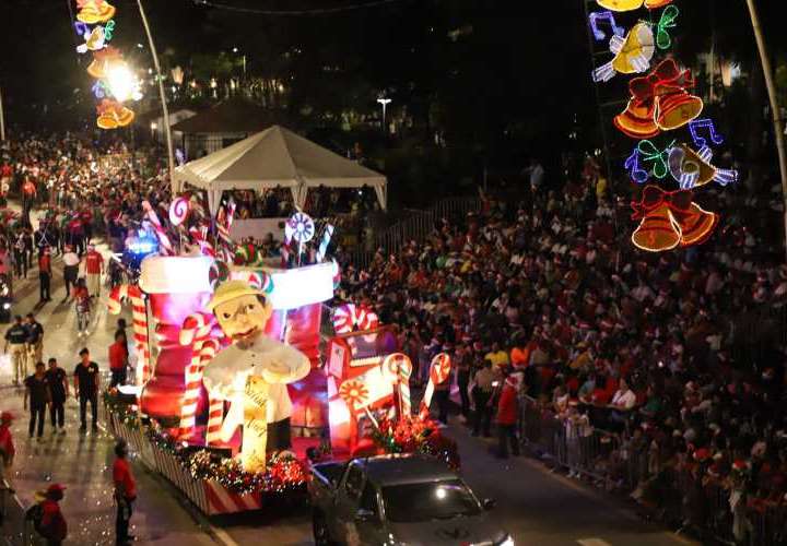 ¡Concurrido desfile navideño!