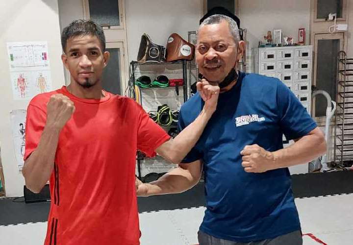 El boxeador panameño Azael &#039;Candelilla&#039; Villar (izq.) junto a su entrenador Rigoberto Garibaldi. Foto: Cortesía