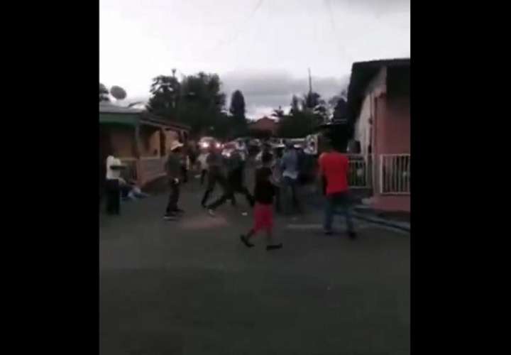 En las imágenes captadas en video se aprecia a varias personas participando de la riña.