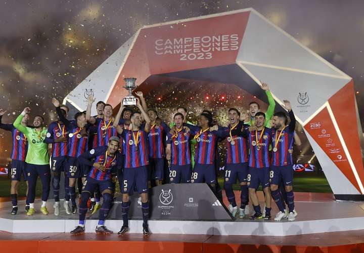 Los jugadores del Barcelona festejan con la copa. /EFE