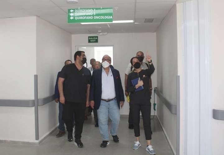 El director general de la CSS, Enrique Lau Cortés, recorre las instalaciones médicas. Foto: José Vásquez