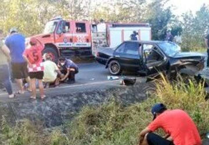 Hecho de tránsito en Natá, Coclé, con saldo de 2 víctimas. (Foto: Bomberos)
