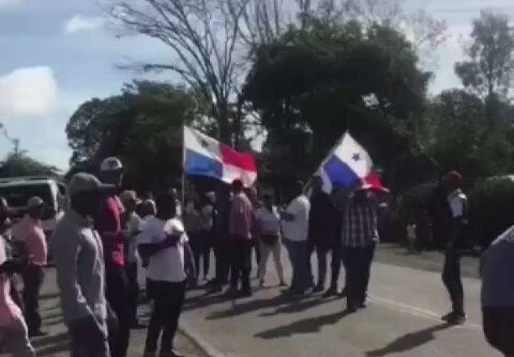 Residentes de Panamá Este emplazan al ministro del MOP para que repare la vía Panamericana completamente y no la parche más.