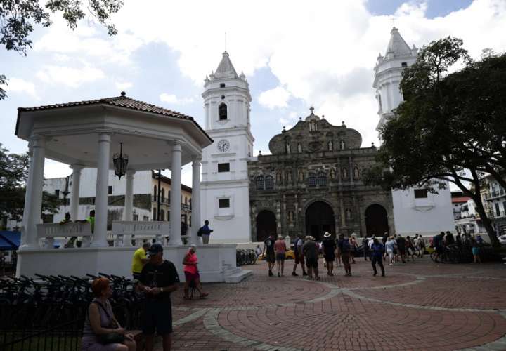 La gente camina por el Casco Viejo, en la Ciudad de Panamá. EFE