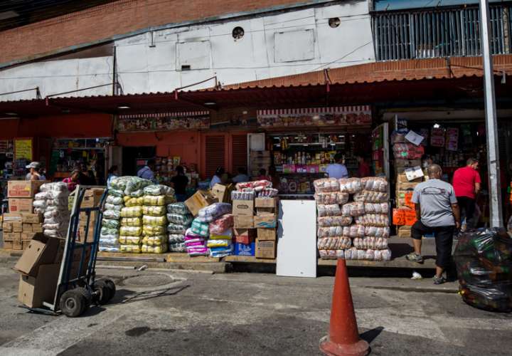 Fotografía donde se observa mercancía en locales comerciales en Caracas (Venezuela). EFE
