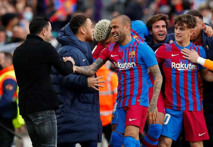  Dani Alves (c) celebra con Xavi (i) un gol en el estadio Camp Nou. /EFE